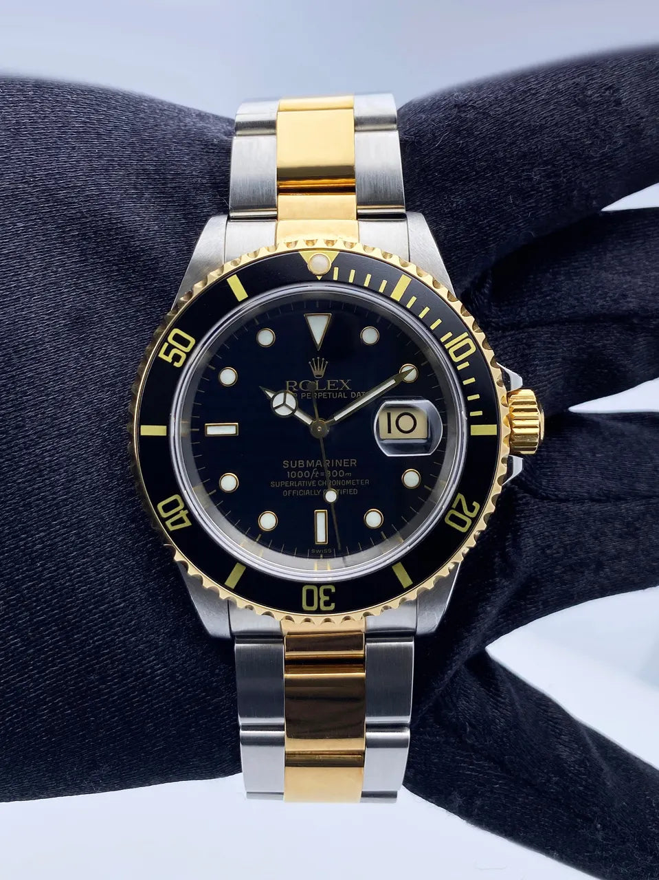 black Rolex Two-Tone Submariner - Hình 3
